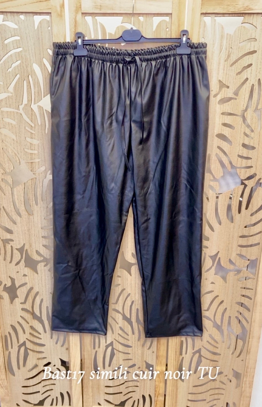 Pantalon grande taille en simili cuir noir BAST17