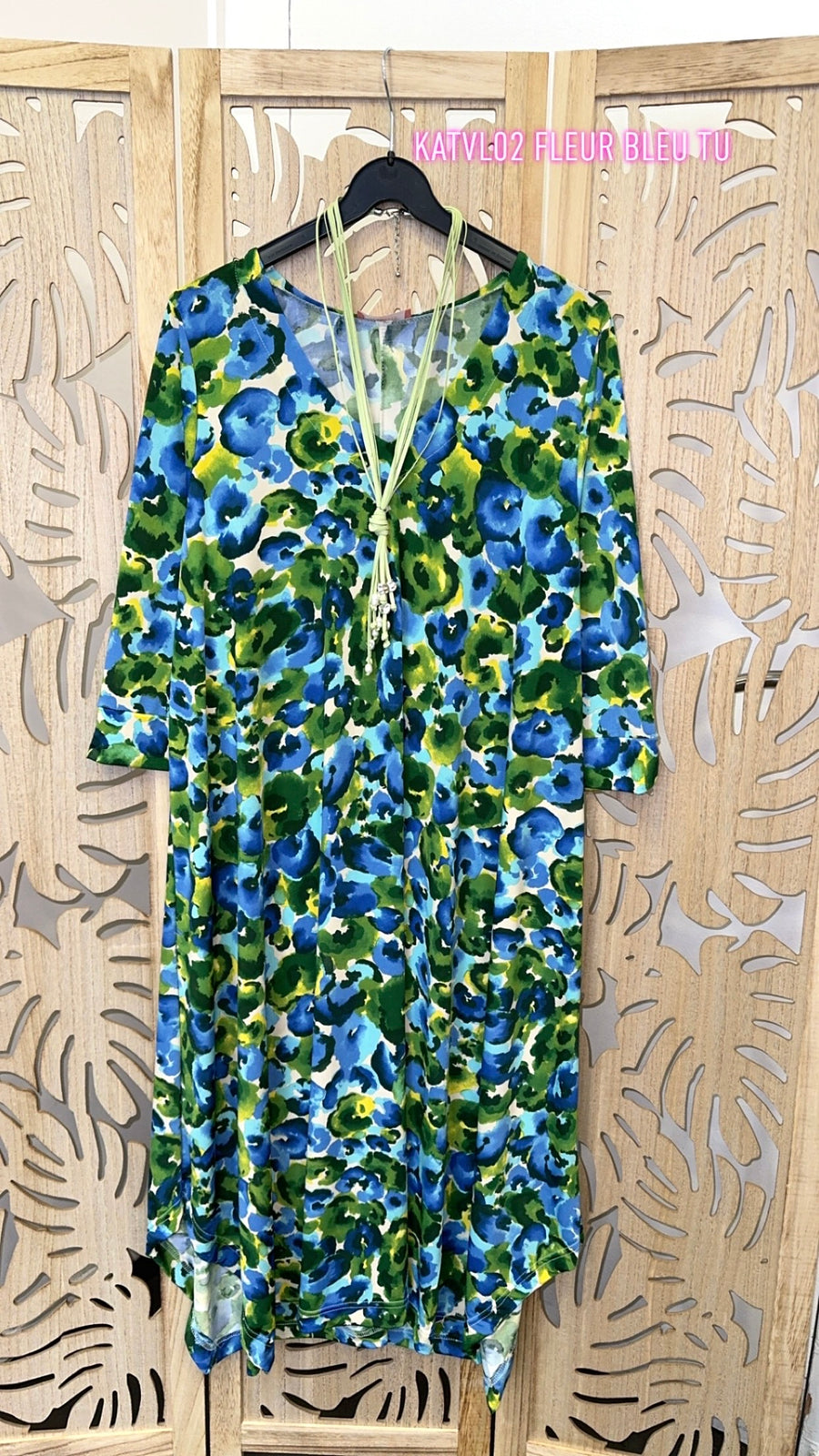 Robe grande taille en maille fluide imprimée Fleur fuchsia ou bleu KATVL02