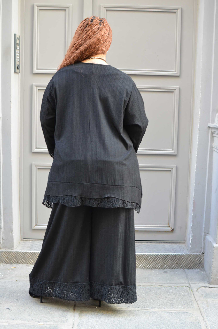Gilet grande taille en maille côtelée et dentelle noire GIGI07